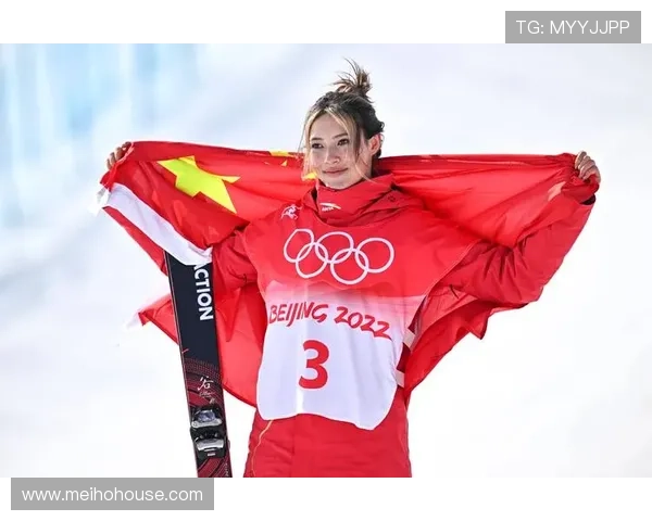 谷爱凌闪耀领奖台中国女性力量